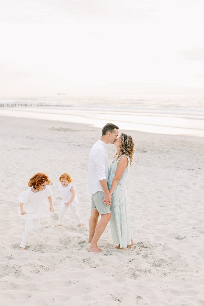 Fine art fotograaf Milou van Ham Fotografie ontspannen ongedwongen relaxte fotoshoot op het strand bij zonsondergang in Domburg Zeeland pastel lichte stijl shoot mint groen wit lange jurk outfit idee tips garderobe fotoreportage fotosessie Walcheren in de duinen familie gezinsshoot familieshoot gezinnetje met jonge kinderen kids twee dochters Goes Middelburg Burgh Haamstede Vrouwenpolder Renesse Vlissingen Ouddorp Kamperland Zierikzee Noord en Zuid Holland duinen aan zee Scheveningen Den Haag