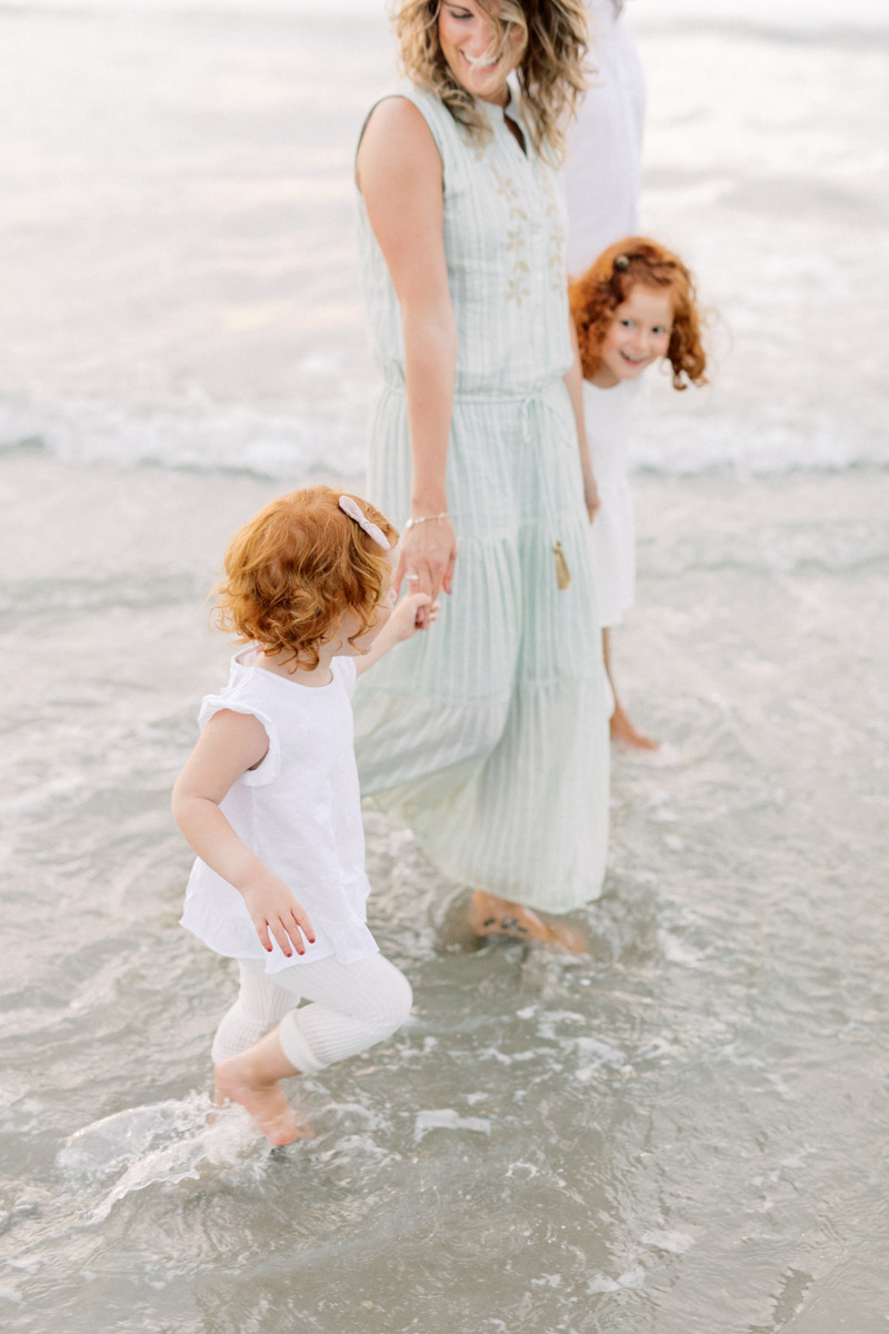 Fine art fotograaf Milou van Ham Fotografie ontspannen ongedwongen relaxte fotoshoot op het strand bij zonsondergang in Domburg Zeeland pastel lichte stijl shoot mint groen wit lange jurk outfit idee tips garderobe fotoreportage fotosessie Walcheren in de duinen familie gezinsshoot familieshoot gezinnetje met jonge kinderen kids twee dochters Goes Middelburg Burgh Haamstede Vrouwenpolder Renesse Vlissingen Ouddorp Kamperland Zierikzee Noord en Zuid Holland duinen aan zee Scheveningen Den Haag