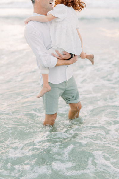 Fine art fotograaf Milou van Ham Fotografie ontspannen ongedwongen relaxte fotoshoot op het strand bij zonsondergang in Domburg Zeeland pastel lichte stijl shoot mint groen wit lange jurk outfit idee tips garderobe fotoreportage fotosessie Walcheren in de duinen familie gezinsshoot familieshoot gezinnetje met jonge kinderen kids twee dochters Goes Middelburg Burgh Haamstede Vrouwenpolder Renesse Vlissingen Ouddorp Kamperland Zierikzee Noord en Zuid Holland duinen aan zee Scheveningen Den Haag