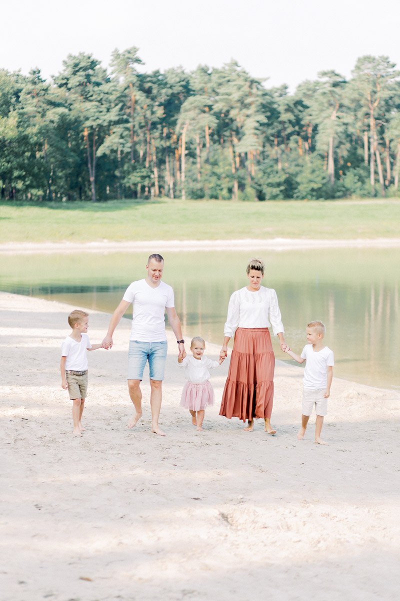 Fine art fotograaf Milou van Ham Fotografie fotograaf fotoshoot op het strand fotoreportage fotosessie foto's Brabant t Zand Alphen gezinsshoot fotoshoot familieshoot Fine art fotograaf Milou van Ham Fotografie ontspannen ongedwongen relaxte fotoshoot op het strand bij zonsondergang in Domburg Zeeland pastel lichte stijl shoot mint groen wit lange jurk outfit idee tips garderobe fotoreportage fotosessie in de duinen familie gezinsshoot familieshoot gezinnetje met drie jonge kinderen 3 kids moeder vader dochter zoons Noord-Brabant Brabant Tilburg Eindhoven Breda Roosendaal Gilze Rijen kinderfotograaf