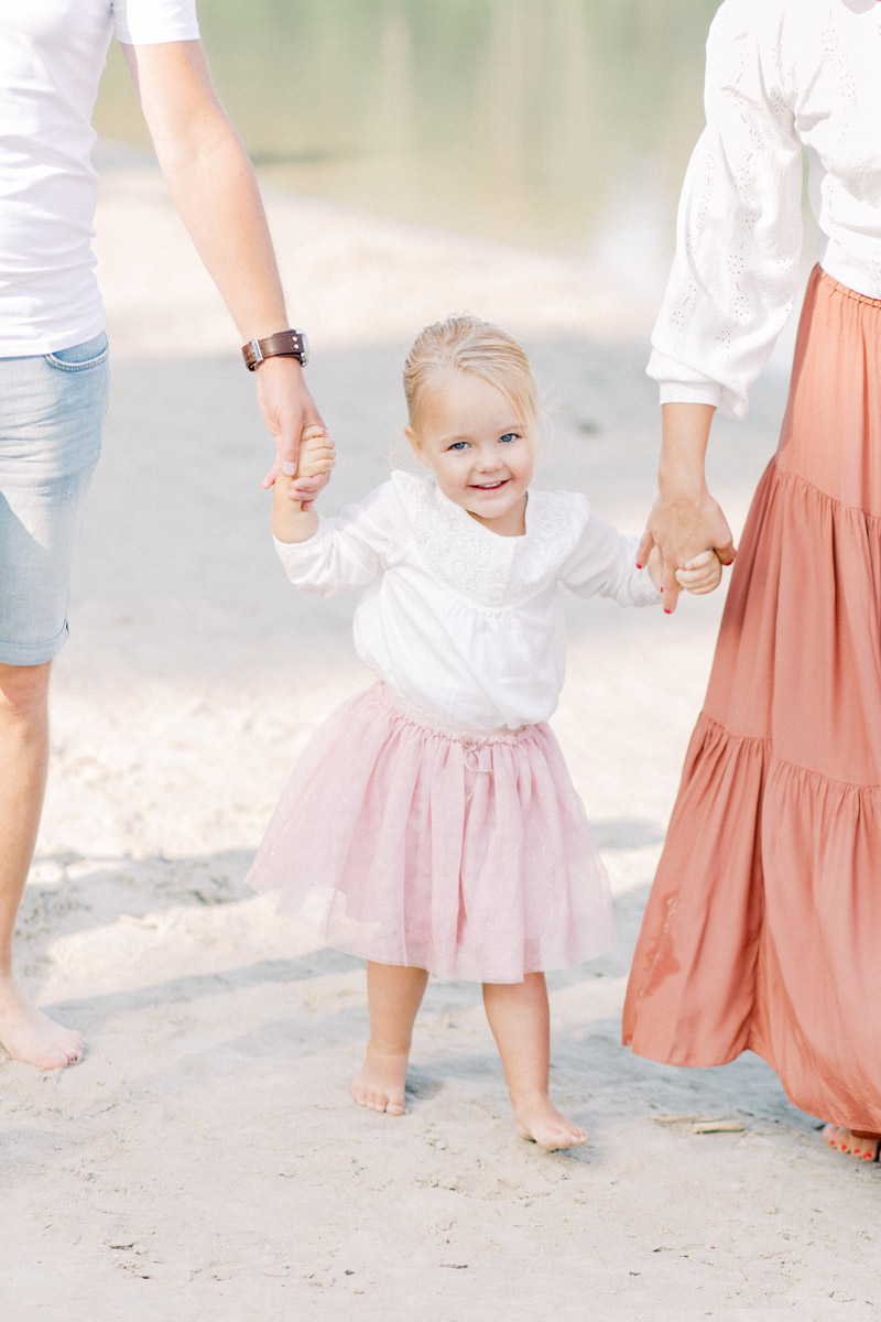 Fine art fotograaf Milou van Ham Fotografie fotograaf fotoshoot op het strand fotoreportage fotosessie foto's Brabant t Zand Alphen gezinsshoot fotoshoot familieshoot Fine art fotograaf Milou van Ham Fotografie ontspannen ongedwongen relaxte fotoshoot op het strand bij zonsondergang in Domburg Zeeland pastel lichte stijl shoot mint groen wit lange jurk outfit idee tips garderobe fotoreportage fotosessie in de duinen familie gezinsshoot familieshoot gezinnetje met drie jonge kinderen 3 kids moeder vader dochter zoons Noord-Brabant Brabant Tilburg Eindhoven Breda Roosendaal Gilze Rijen kinderfotograaf