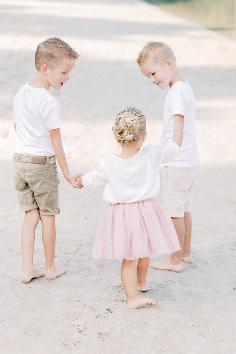 Fine art fotograaf Milou van Ham Fotografie fotograaf fotoshoot op het strand fotoreportage fotosessie foto's Brabant t Zand Alphen gezinsshoot fotoshoot familieshoot Fine art fotograaf Milou van Ham Fotografie ontspannen ongedwongen relaxte fotoshoot op het strand bij zonsondergang in Domburg Zeeland pastel lichte stijl shoot mint groen wit lange jurk outfit idee tips garderobe fotoreportage fotosessie in de duinen familie gezinsshoot familieshoot gezinnetje met drie jonge kinderen 3 kids moeder vader dochter zoons Noord-Brabant Brabant Tilburg Eindhoven Breda Roosendaal Gilze Rijen kinderfotograaf