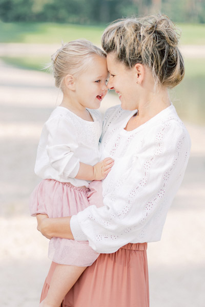 Fine art fotograaf Milou van Ham Fotografie fotograaf fotoshoot op het strand fotoreportage fotosessie foto's Brabant t Zand Alphen gezinsshoot fotoshoot familieshoot Fine art fotograaf Milou van Ham Fotografie ontspannen ongedwongen relaxte fotoshoot op het strand bij zonsondergang in Domburg Zeeland pastel lichte stijl shoot mint groen wit lange jurk outfit idee tips garderobe fotoreportage fotosessie in de duinen familie gezinsshoot familieshoot gezinnetje met drie jonge kinderen 3 kids moeder vader dochter zoons Noord-Brabant Brabant Tilburg Eindhoven Breda Roosendaal Gilze Rijen kinderfotograaf