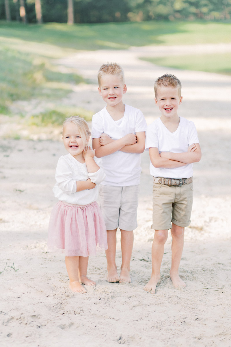 Fine art fotograaf Milou van Ham Fotografie fotograaf fotoshoot op het strand fotoreportage fotosessie foto's Brabant t Zand Alphen gezinsshoot fotoshoot familieshoot Fine art fotograaf Milou van Ham Fotografie ontspannen ongedwongen relaxte fotoshoot op het strand bij zonsondergang in Domburg Zeeland pastel lichte stijl shoot mint groen wit lange jurk outfit idee tips garderobe fotoreportage fotosessie in de duinen familie gezinsshoot familieshoot gezinnetje met drie jonge kinderen 3 kids moeder vader dochter zoons Noord-Brabant Brabant Tilburg Eindhoven Breda Roosendaal Gilze Rijen kinderfotograaf