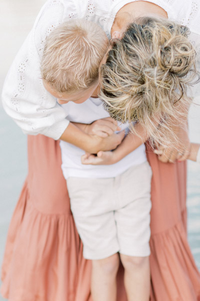 Fine art fotograaf Milou van Ham Fotografie fotograaf fotoshoot op het strand fotoreportage fotosessie foto's Brabant t Zand Alphen gezinsshoot fotoshoot familieshoot Fine art fotograaf Milou van Ham Fotografie ontspannen ongedwongen relaxte fotoshoot op het strand bij zonsondergang in Domburg Zeeland pastel lichte stijl shoot mint groen wit lange jurk outfit idee tips garderobe fotoreportage fotosessie in de duinen familie gezinsshoot familieshoot gezinnetje met drie jonge kinderen 3 kids moeder vader dochter zoons Noord-Brabant Brabant Tilburg Eindhoven Breda Roosendaal Gilze Rijen kinderfotograaf