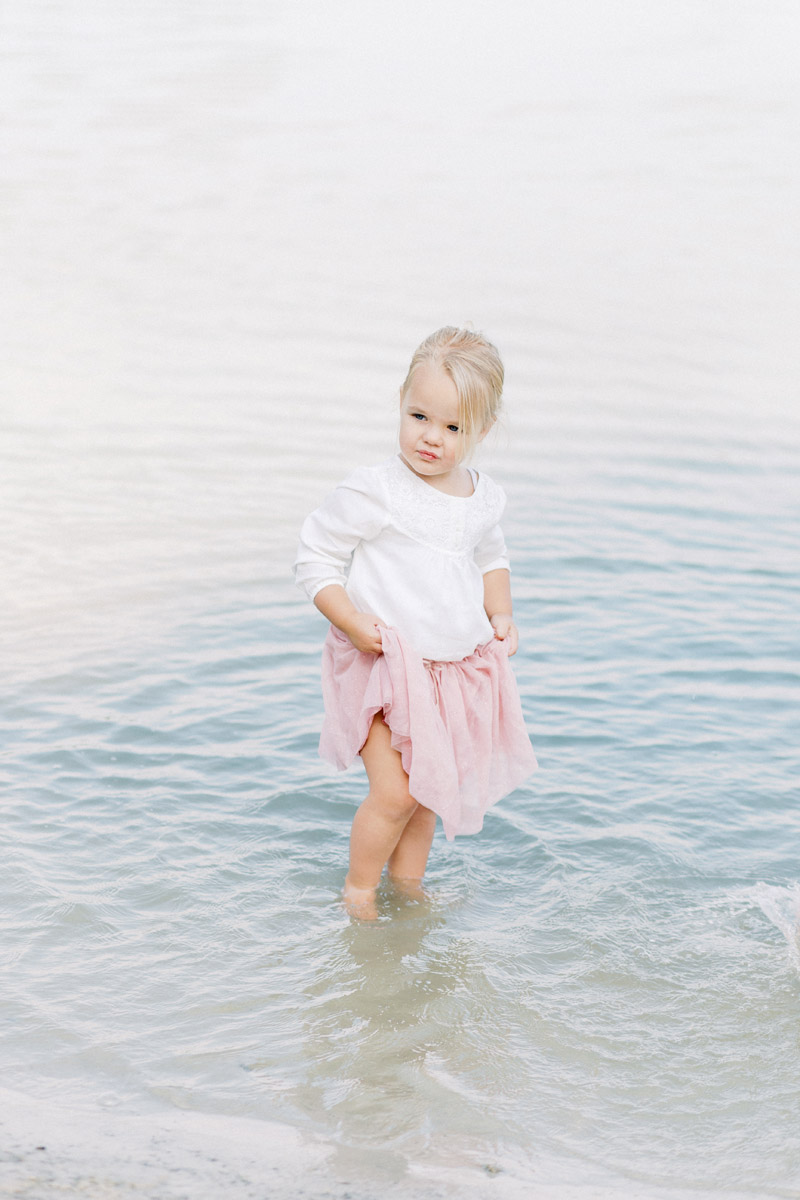 Fine art fotograaf Milou van Ham Fotografie fotograaf fotoshoot op het strand fotoreportage fotosessie foto's Brabant t Zand Alphen gezinsshoot fotoshoot familieshoot Fine art fotograaf Milou van Ham Fotografie ontspannen ongedwongen relaxte fotoshoot op het strand bij zonsondergang in Domburg Zeeland pastel lichte stijl shoot mint groen wit lange jurk outfit idee tips garderobe fotoreportage fotosessie in de duinen familie gezinsshoot familieshoot gezinnetje met drie jonge kinderen 3 kids moeder vader dochter zoons Noord-Brabant Brabant Tilburg Eindhoven Breda Roosendaal Gilze Rijen kinderfotograaf