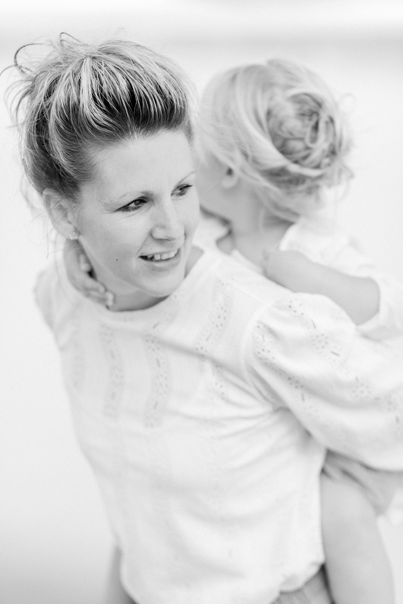 Fine art fotograaf Milou van Ham Fotografie fotograaf fotoshoot op het strand fotoreportage fotosessie foto's Brabant t Zand Alphen gezinsshoot fotoshoot familieshoot Fine art fotograaf Milou van Ham Fotografie ontspannen ongedwongen relaxte fotoshoot op het strand bij zonsondergang in Domburg Zeeland pastel lichte stijl shoot mint groen wit lange jurk outfit idee tips garderobe fotoreportage fotosessie in de duinen familie gezinsshoot familieshoot gezinnetje met drie jonge kinderen 3 kids moeder vader dochter zoons Noord-Brabant Brabant Tilburg Eindhoven Breda Roosendaal Gilze Rijen kinderfotograaf