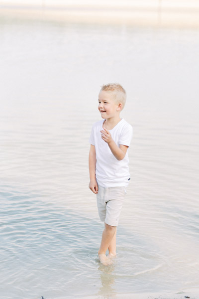 Fine art fotograaf Milou van Ham Fotografie fotograaf fotoshoot op het strand fotoreportage fotosessie foto's Brabant t Zand Alphen gezinsshoot fotoshoot familieshoot Fine art fotograaf Milou van Ham Fotografie ontspannen ongedwongen relaxte fotoshoot op het strand bij zonsondergang in Domburg Zeeland pastel lichte stijl shoot mint groen wit lange jurk outfit idee tips garderobe fotoreportage fotosessie in de duinen familie gezinsshoot familieshoot gezinnetje met drie jonge kinderen 3 kids moeder vader dochter zoons Noord-Brabant Brabant Tilburg Eindhoven Breda Roosendaal Gilze Rijen kinderfotograaf