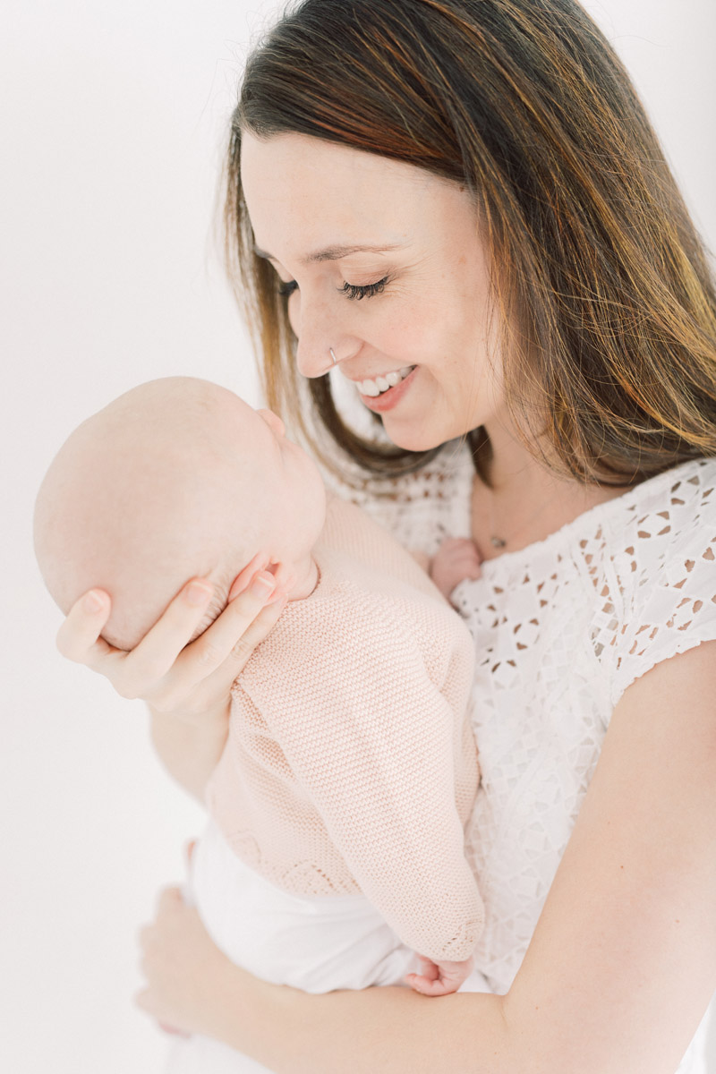 Newborn fotograaf fine art fotograaf Milou van Ham Fotografie moeder dochter foto pose idee pure lichte stijl lifestyle newbornshoot newborn new born sessie thuis in de studio fotostudio zwangerschapsshoot zwanger zwangerschap in home session in-home knusse intieme boudoir fotoshoot spontane fotoreportage eerste tweede kindje baby broer en zus babyshoot newbornfotograaf babyfotograaf familiefotograaf reportage bij je in huis binnen licht lichte stijl wit all white light and airy romantisch intiem fris pastel witte shoot Brabant Noord-Brabant Hapert Bladel Veldhoven Valkenswaard Eindhoven Tilburg Den Bosch Breda Turnhout Lommel Mol Best Hilvarenbeek Oisterwijk Oirschot de Kempen Nederland Belgie Vlaanderen Vlaams bed fotografie sessie Breda 30 31 32 34 35 36 37 38 39 40 weken zwanger