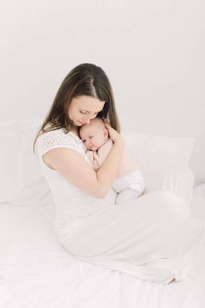 Newborn fotograaf fine art fotograaf Milou van Ham Fotografie moeder dochter foto pose idee pure lichte stijl lifestyle newbornshoot newborn new born sessie thuis in de studio fotostudio zwangerschapsshoot zwanger zwangerschap in home session in-home knusse intieme boudoir fotoshoot spontane fotoreportage eerste tweede kindje baby broer en zus babyshoot newbornfotograaf babyfotograaf familiefotograaf reportage bij je in huis binnen licht lichte stijl wit all white light and airy romantisch intiem fris pastel witte shoot Brabant Noord-Brabant Hapert Bladel Veldhoven Valkenswaard Eindhoven Tilburg Den Bosch Breda Turnhout Lommel Mol Best Hilvarenbeek Oisterwijk Oirschot de Kempen Nederland Belgie Vlaanderen Vlaams bed fotografie sessie Breda 30 31 32 34 35 36 37 38 39 40 weken zwanger