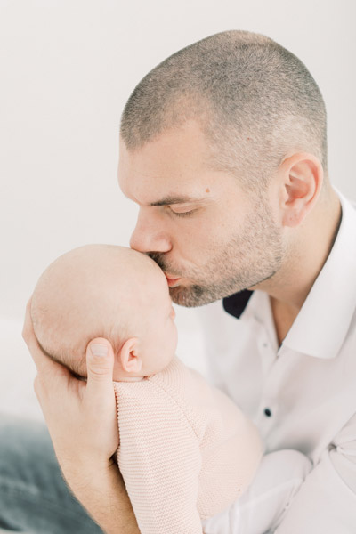 Newborn fotograaf fine art fotograaf Milou van Ham Fotografie moeder dochter foto pose idee pure lichte stijl lifestyle newbornshoot newborn new born sessie thuis in de studio fotostudio zwangerschapsshoot zwanger zwangerschap in home session in-home knusse intieme boudoir fotoshoot spontane fotoreportage eerste tweede kindje baby broer en zus babyshoot newbornfotograaf babyfotograaf familiefotograaf reportage bij je in huis binnen licht lichte stijl wit all white light and airy romantisch intiem fris pastel witte shoot Brabant Noord-Brabant Hapert Bladel Veldhoven Valkenswaard Eindhoven Tilburg Den Bosch Breda Turnhout Lommel Mol Best Hilvarenbeek Oisterwijk Oirschot de Kempen Nederland Belgie Vlaanderen Vlaams bed fotografie sessie Breda 30 31 32 34 35 36 37 38 39 40 weken zwanger