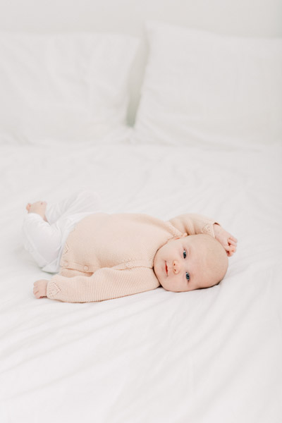 Newborn fotograaf fine art fotograaf Milou van Ham Fotografie moeder dochter foto pose idee pure lichte stijl lifestyle newbornshoot newborn new born sessie thuis in de studio fotostudio zwangerschapsshoot zwanger zwangerschap in home session in-home knusse intieme boudoir fotoshoot spontane fotoreportage eerste tweede kindje baby broer en zus babyshoot newbornfotograaf babyfotograaf familiefotograaf reportage bij je in huis binnen licht lichte stijl wit all white light and airy romantisch intiem fris pastel witte shoot Brabant Noord-Brabant Hapert Bladel Veldhoven Valkenswaard Eindhoven Tilburg Den Bosch Breda Turnhout Lommel Mol Best Hilvarenbeek Oisterwijk Oirschot de Kempen Nederland Belgie Vlaanderen Vlaams bed fotografie sessie Breda 30 31 32 34 35 36 37 38 39 40 weken zwanger