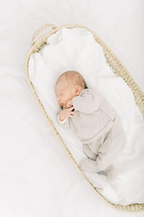 Newborn fotograaf fine art fotograaf Milou van Ham Fotografie moeder dochter twee dochters zussen grote zus foto pose idee pure lichte stijl lifestyle newbornshoot newborn new born sessie thuis in de studio fotostudio in Amsterdam zwangerschapsshoot zwanger zwangerschap in home session in-home knusse intieme boudoir fotoshoot spontane fotoreportage eerste tweede kindje baby broer en zus babyshoot newbornfotograaf babyfotograaf familiefotograaf reportage bij je in huis binnen licht lichte stijl wit all white light and airy romantisch intiem fris pastel witte shoot Brabant Noord-Brabant Hapert Bladel Veldhoven Valkenswaard Eindhoven Tilburg Den Bosch Breda Turnhout Lommel Mol Best Hilvarenbeek Oisterwijk Oirschot de Kempen Nederland Belgie Vlaanderen Vlaams bed fotografie sessie Breda 30 31 32 34 35 36 37 38 39 40 weken zwanger