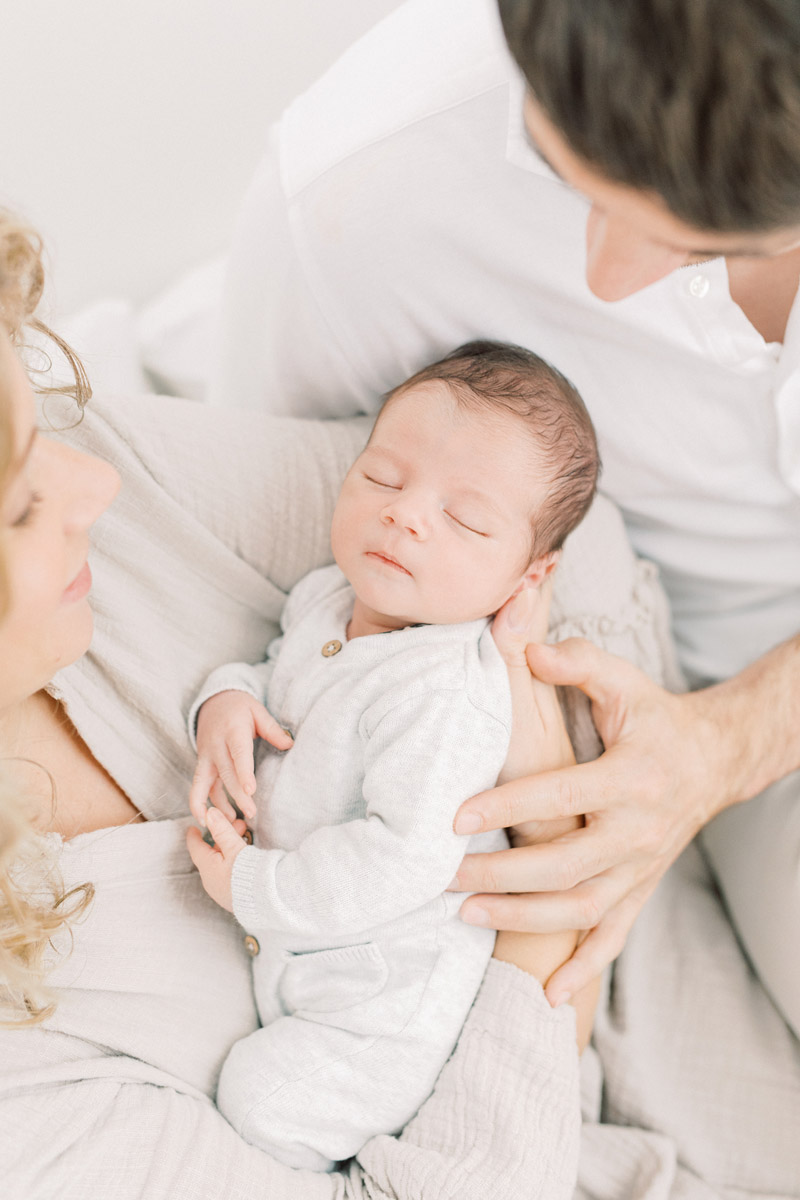 Newborn fotograaf fine art fotograaf Amsterdam Milou van Ham Fotografie moeder dochter twee dochters zussen grote zus foto pose idee pure lichte stijl lifestyle newbornshoot newborn new born sessie thuis in de studio fotostudio in Amsterdam zwangerschapsshoot zwanger zwangerschap in home session in-home knusse intieme boudoir fotoshoot spontane fotoreportage eerste tweede kindje baby broer en zus babyshoot newbornfotograaf babyfotograaf familiefotograaf reportage bij je in huis binnen licht lichte stijl wit all white light and airy romantisch intiem fris pastel witte shoot Brabant Noord-Brabant Hapert Bladel Veldhoven Valkenswaard Eindhoven Tilburg Den Bosch Breda Turnhout Lommel Mol Best Hilvarenbeek Oisterwijk Oirschot de Kempen Nederland Belgie Vlaanderen Vlaams bed fotografie sessie Breda 30 31 32 34 35 36 37 38 39 40 weken zwanger