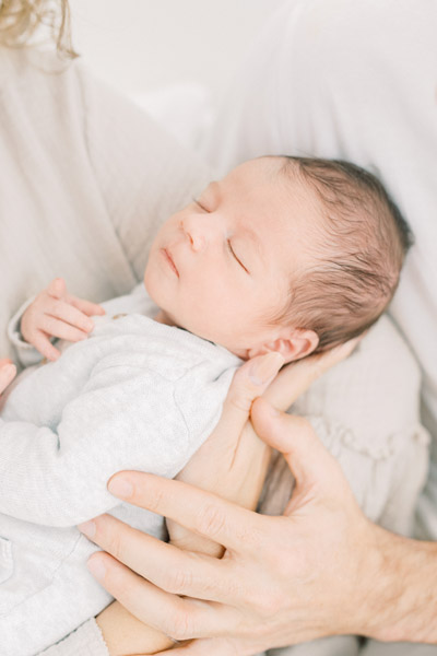 Newborn fotograaf fine art fotograaf Milou van Ham Fotografie moeder dochter twee dochters zussen grote zus foto pose idee pure lichte stijl lifestyle newbornshoot newborn new born sessie thuis in de studio fotostudio zwangerschapsshoot zwanger zwangerschap in home session in-home knusse intieme boudoir fotoshoot spontane fotoreportage eerste tweede kindje baby broer en zus babyshoot newbornfotograaf babyfotograaf familiefotograaf reportage bij je in huis binnen licht lichte stijl wit all white light and airy romantisch intiem fris pastel witte shoot Brabant Noord-Brabant Hapert Bladel Veldhoven Valkenswaard Eindhoven Tilburg Den Bosch Breda Turnhout Lommel Mol Best Hilvarenbeek Oisterwijk Oirschot de Kempen Nederland Belgie Vlaanderen Vlaams bed fotografie sessie Breda 30 31 32 34 35 36 37 38 39 40 weken zwanger