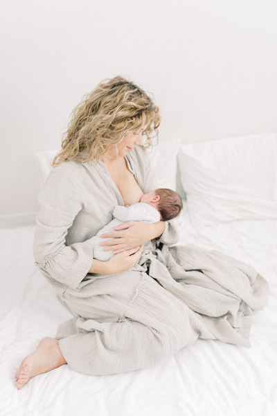 Newborn fotograaf fine art fotograaf Milou van Ham Fotografie moeder dochter twee dochters zussen grote zus foto pose idee pure lichte stijl lifestyle newbornshoot newborn new born sessie thuis in de studio fotostudio zwangerschapsshoot zwanger zwangerschap in home session in-home knusse intieme boudoir fotoshoot spontane fotoreportage eerste tweede kindje baby broer en zus babyshoot newbornfotograaf babyfotograaf familiefotograaf reportage bij je in huis binnen licht lichte stijl wit all white light and airy romantisch intiem fris pastel witte shoot Brabant Noord-Brabant Hapert Bladel Veldhoven Valkenswaard Eindhoven Tilburg Den Bosch Breda Turnhout Lommel Mol Best Hilvarenbeek Oisterwijk Oirschot de Kempen Nederland Belgie Vlaanderen Vlaams bed fotografie sessie Breda 30 31 32 34 35 36 37 38 39 40 weken zwanger