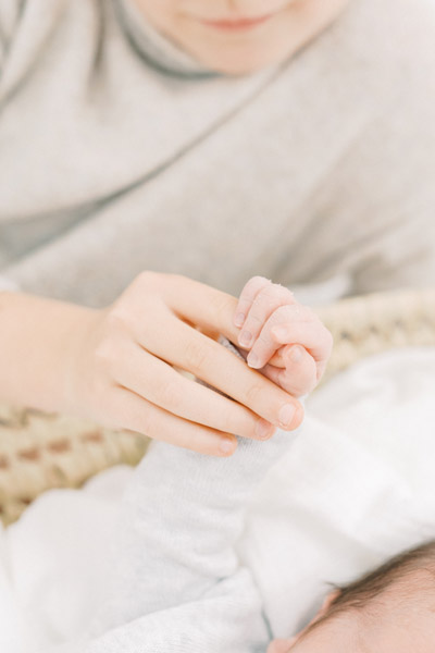 Newborn fotograaf fine art fotograaf Milou van Ham Fotografie moeder dochter twee dochters zussen grote zus foto pose idee pure lichte stijl lifestyle newbornshoot newborn new born sessie thuis in de studio fotostudio zwangerschapsshoot zwanger zwangerschap in home session in-home knusse intieme boudoir fotoshoot spontane fotoreportage eerste tweede kindje baby broer en zus babyshoot newbornfotograaf babyfotograaf familiefotograaf reportage bij je in huis binnen licht lichte stijl wit all white light and airy romantisch intiem fris pastel witte shoot Brabant Noord-Brabant Hapert Bladel Veldhoven Valkenswaard Eindhoven Tilburg Den Bosch Breda Turnhout Lommel Mol Best Hilvarenbeek Oisterwijk Oirschot de Kempen Nederland Belgie Vlaanderen Vlaams bed fotografie sessie Breda 30 31 32 34 35 36 37 38 39 40 weken zwanger