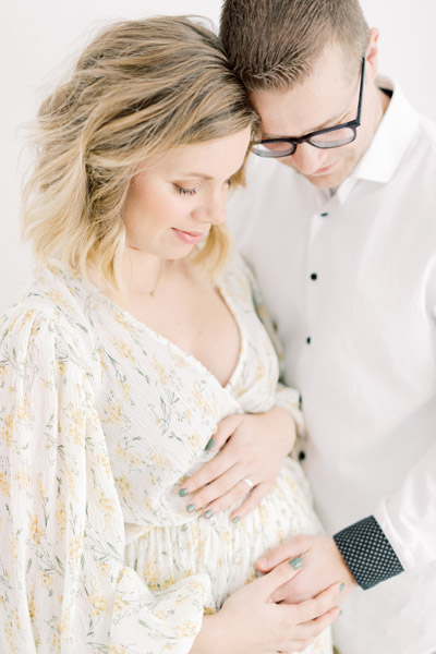 Zwangerschapsshoot boudoir in de studio met haarstyling, visagie en zwangerschapsjurken uit de client closet. Lichte, ontspannen zwanger en newborn fotoshoot. Fotograaf baby’s eerste jaar. Zwangerschapsfoto met partner