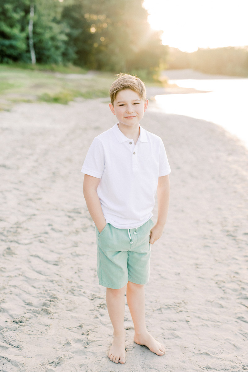 portret jongen bij zonsondergang op het strand fotoshoot familieshoot gezinsshoot ongedwongen ontspannen shoot met kinderen zoon dochter