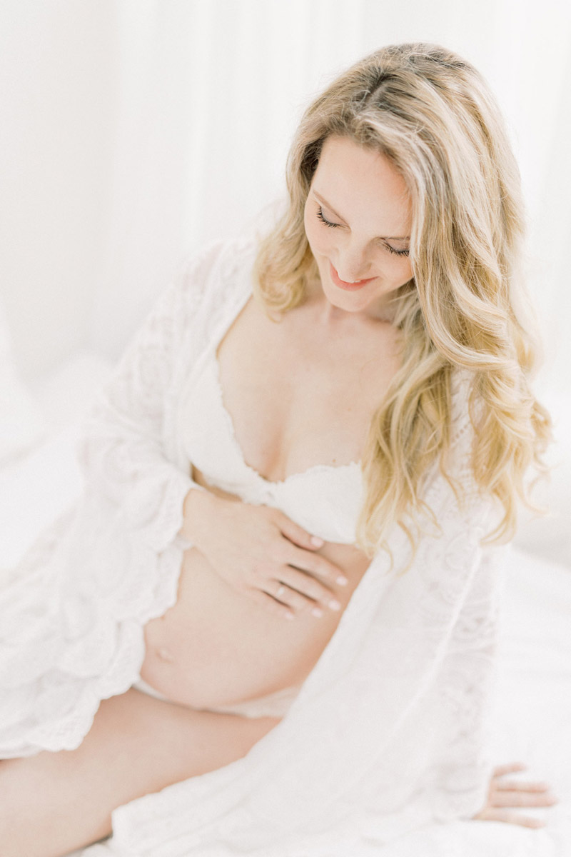 Zwangerschapsshoot boudoir in de studio in Amsterdam West en Brabant met haarstyling, visagie en zwangerschapsjurken uit de client closet. Lichte, ontspannen zwanger en newborn fotoshoot. Fotograaf baby’s eerste jaar. Zwangerschapsfoto 32 weken zwanger