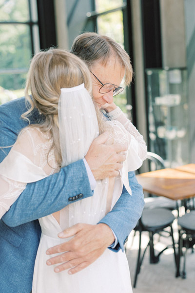 Fine art bruidsfotograaf Milou van Ham Fotografie intieme buiten bruiloft bij Tuin de Lage Oorsprong in Oosterbeek en hotel de Bilderberg kleine romantische bruiloft lichte romantische trouwfoto's trouwfotograaf trouwen in een kas Nederland Belgie Amsterdam Dutch wedding photographer light and airy Europa destination wedding buiten trouwen met bruidsmeisjes