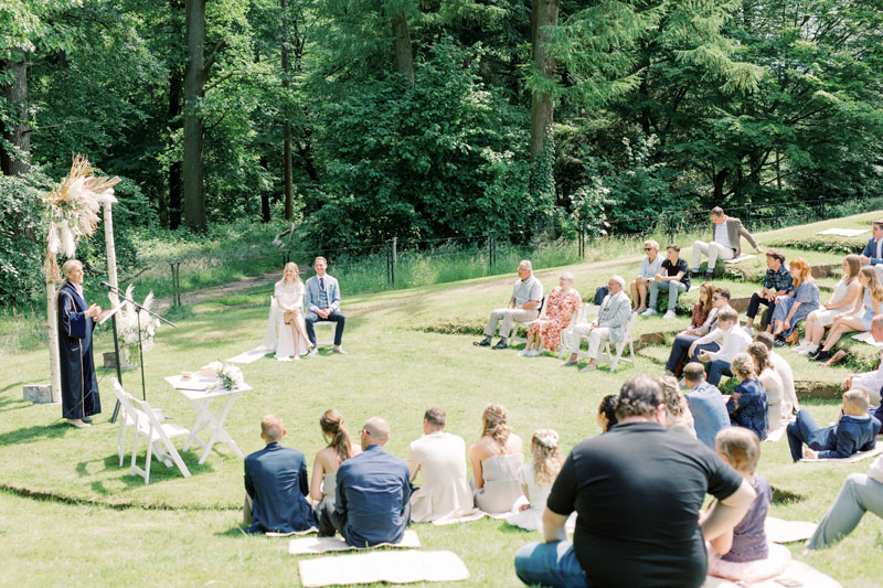 Fine art bruidsfotograaf Milou van Ham Fotografie intieme buiten bruiloft bij Tuin de Lage Oorsprong in Oosterbeek en hotel de Bilderberg kleine romantische bruiloft lichte romantische trouwfoto's trouwfotograaf trouwen in een kas Nederland Belgie Amsterdam Dutch wedding photographer light and airy Europa destination wedding buiten trouwen met bruidsmeisjes ceremonie