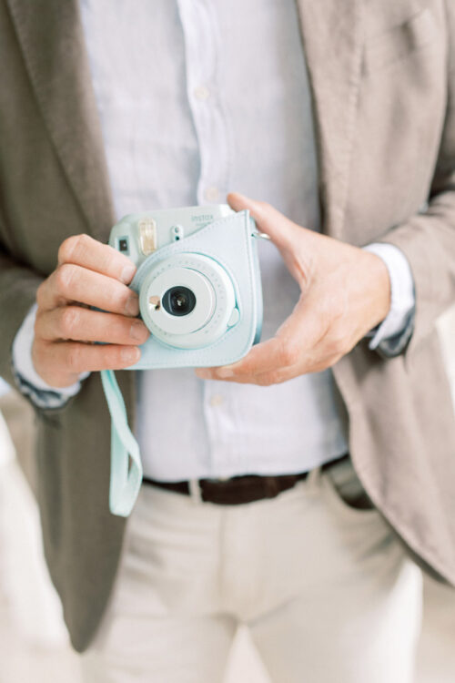 Fine art bruidsfotograaf Milou van Ham Fotografie intieme buiten bruiloft bij Tuin de Lage Oorsprong in Oosterbeek en hotel de Bilderberg kleine romantische bruiloft lichte romantische trouwfoto's trouwfotograaf trouwen in een kas Nederland Belgie Amsterdam Dutch wedding photographer light and airy Europa destination wedding buiten trouwen met bruidsmeisjes