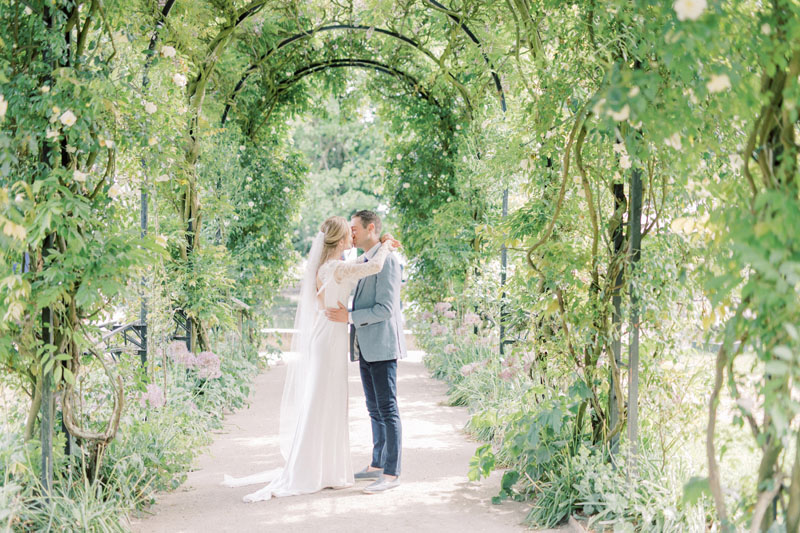 Fine art bruidsfotograaf Milou van Ham Fotografie intieme buiten bruiloft bij trouwlocatie Tuin de Lage Oorsprong in Oosterbeek en hotel de Bilderberg kleine romantische bruiloft lichte romantische trouwfoto's trouwfotograaf trouwen in een kas Nederland Belgie Amsterdam Dutch wedding photographer light and airy Europa destination wedding buiten trouwen met bruidsmeisjes ceremonie