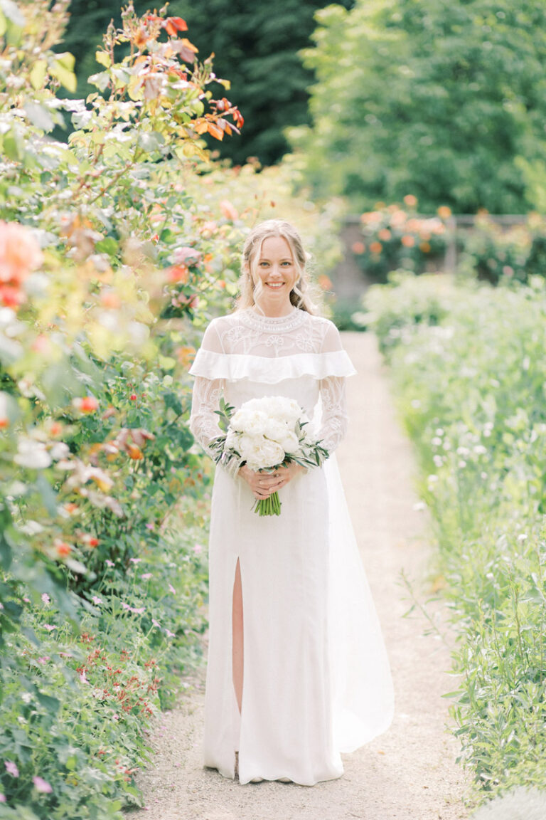 Fine art bruidsfotograaf Milou van Ham Fotografie intieme buiten bruiloft bij trouwlocatie Tuin de Lage Oorsprong in Oosterbeek en hotel de Bilderberg kleine romantische bruiloft lichte romantische trouwfoto's trouwfotograaf trouwen in een kas Nederland Belgie Amsterdam Dutch wedding photographer light and airy Europa destination wedding buiten trouwen met bruidsmeisjes wit bruidsboeket bruid tussen bloemen