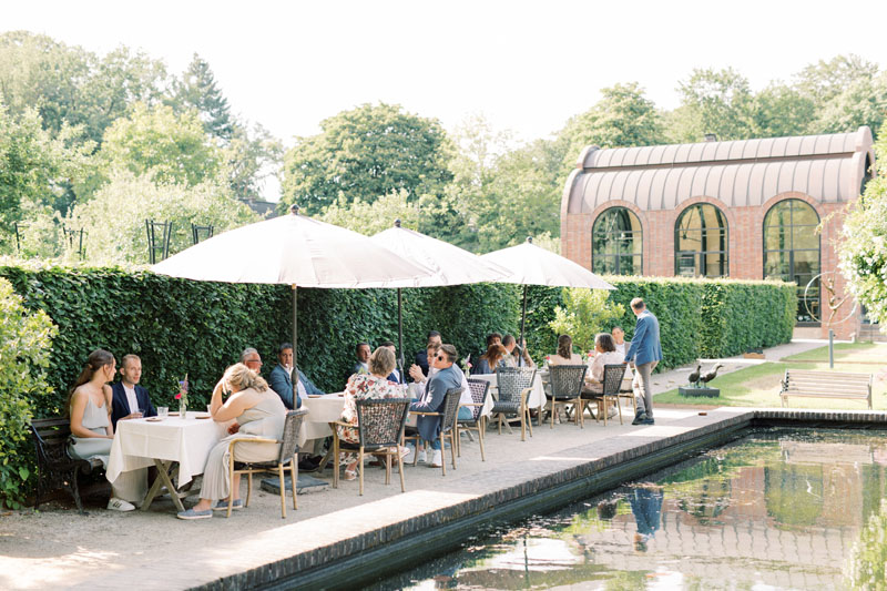 Fine art bruidsfotograaf Milou van Ham Fotografie intieme buiten bruiloft bij trouwlocatie Tuin de Lage Oorsprong in Oosterbeek en hotel de Bilderberg kleine romantische bruiloft lichte romantische trouwfoto's trouwfotograaf trouwen in een kas Nederland Belgie Amsterdam Dutch wedding photographer light and airy Europa destination wedding buiten trouwen met bruidsmeisjes ceremonie