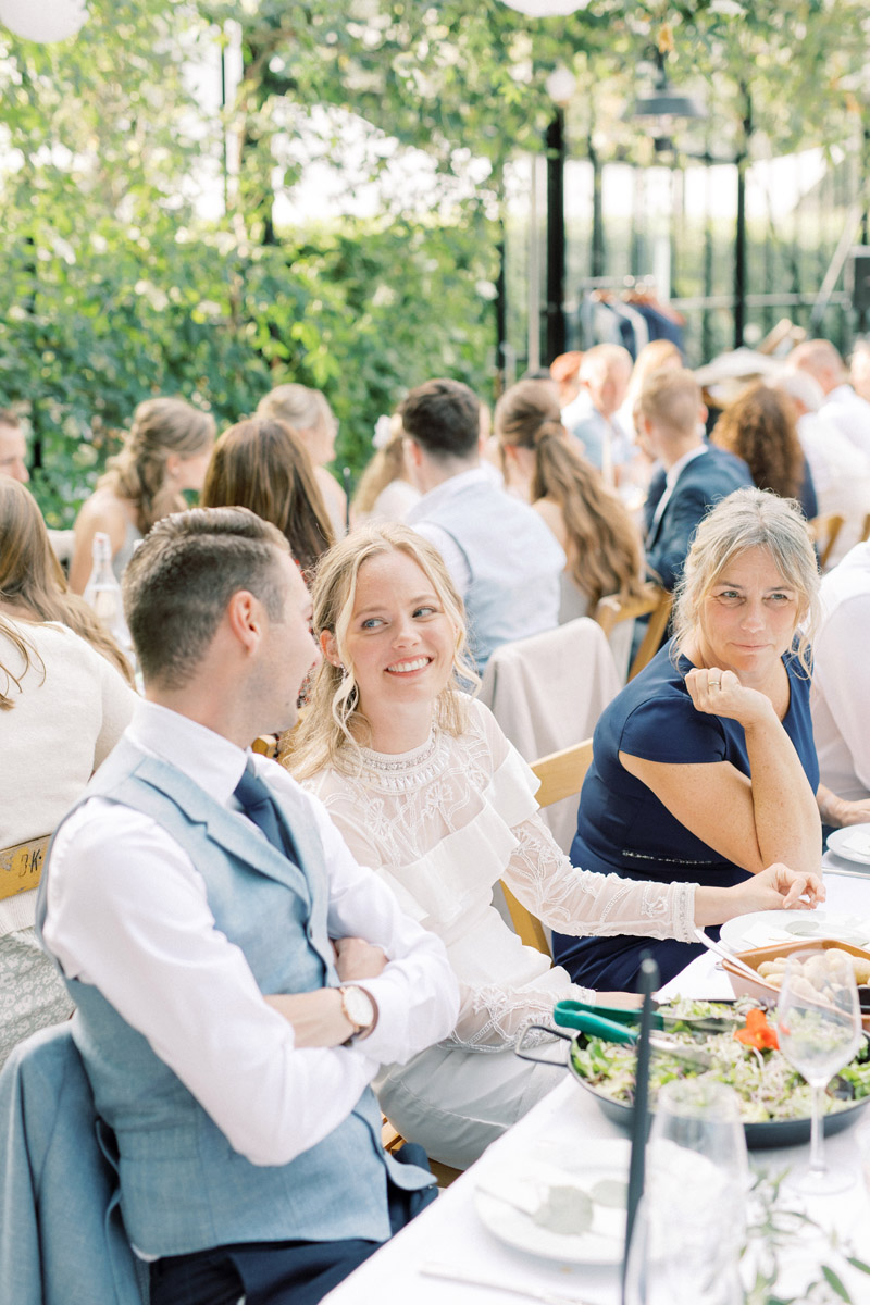 Fine art bruidsfotograaf Milou van Ham Fotografie intieme buiten bruiloft bij trouwlocatie Tuin de Lage Oorsprong in Oosterbeek en hotel de Bilderberg kleine romantische bruiloft lichte romantische trouwfoto's trouwfotograaf trouwen in een kas Nederland Belgie Amsterdam Dutch wedding photographer light and airy Europa destination wedding buiten trouwen diner lange tafels