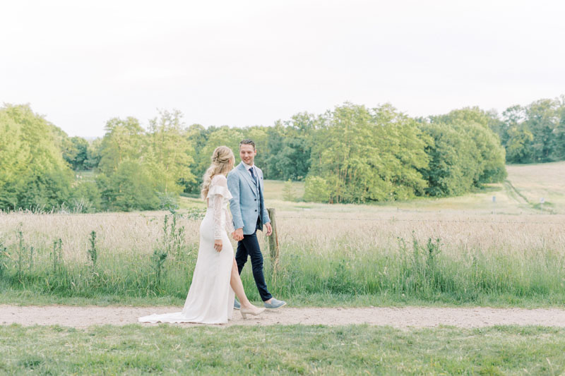 Fine art bruidsfotograaf Milou van Ham Fotografie intieme buiten bruiloft bij trouwlocatie Tuin de Lage Oorsprong in Oosterbeek en hotel de Bilderberg kleine romantische bruiloft lichte romantische trouwfoto's trouwfotograaf trouwen in een kas Nederland Belgie Amsterdam Dutch wedding photographer light and airy Europa destination wedding buiten trouwen bruidsboeket gooien