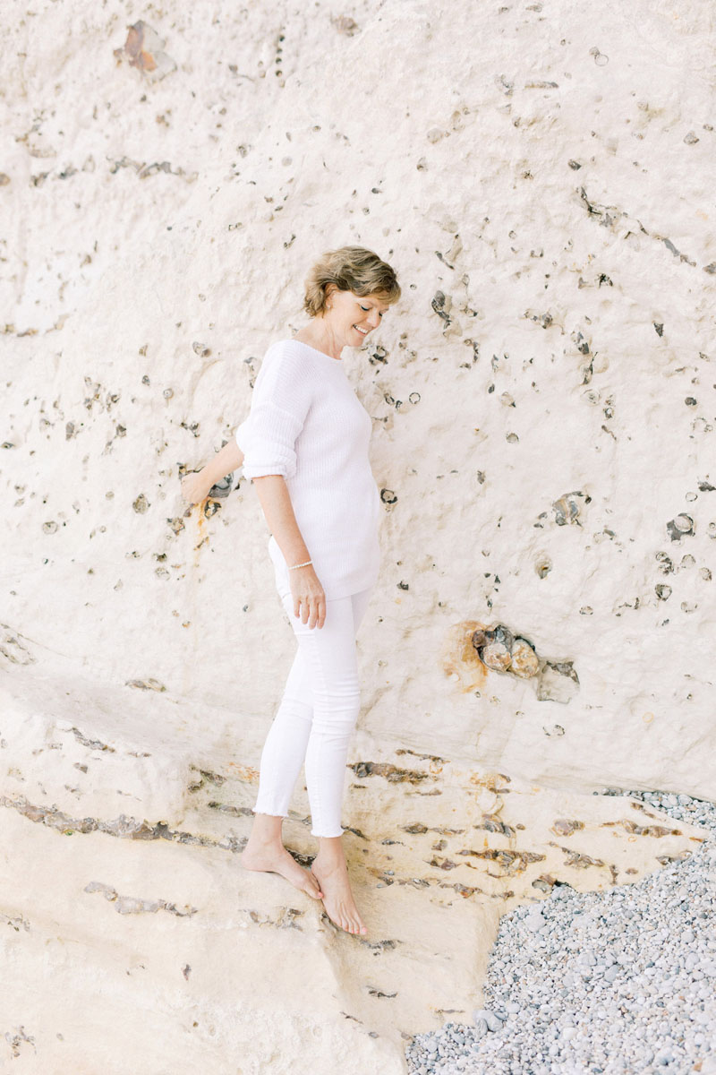 Spirituele business branding fotoshoot Danielle Blessing in Étretat Normandië Frankrijk aan de kust op het strand aan zee met rotsen foto's vol vrijheid en detail lichte stijl fotografie portret shoot fotograaf met client closet light and airy photoshoot at the sea in Normandy France