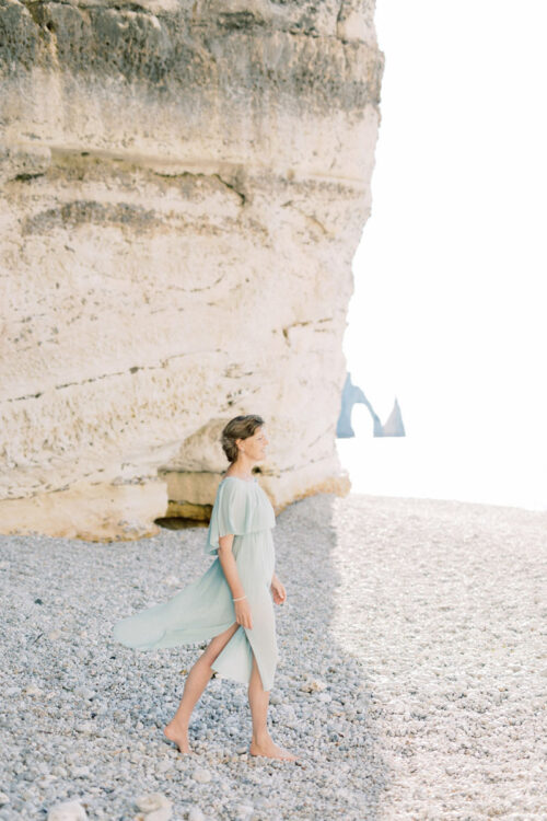 Spirituele business branding fotoshoot Danielle Blessing in Étretat Normandië Frankrijk aan de kust op het strand aan zee met rotsen foto's vol vrijheid en detail lichte stijl fotografie portret shoot fotograaf met client closet light and airy photoshoot at the sea in Normandy France