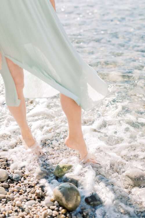 Spirituele business branding fotoshoot Danielle Blessing in Étretat Normandië Frankrijk aan de kust op het strand aan zee met rotsen foto's vol vrijheid en detail lichte stijl fotografie portret shoot fotograaf met client closet light and airy photoshoot at the sea in Normandy France