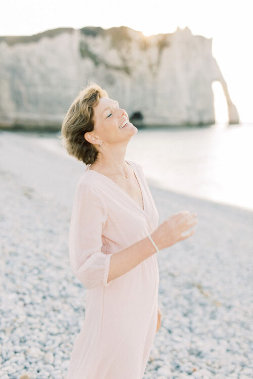 Spirituele business branding fotoshoot Danielle Blessing in Étretat Normandië Frankrijk aan de kust op het strand aan zee met rotsen foto's vol vrijheid en detail lichte stijl fotografie portret shoot fotograaf met client closet light and airy photoshoot at the sea in Normandy France