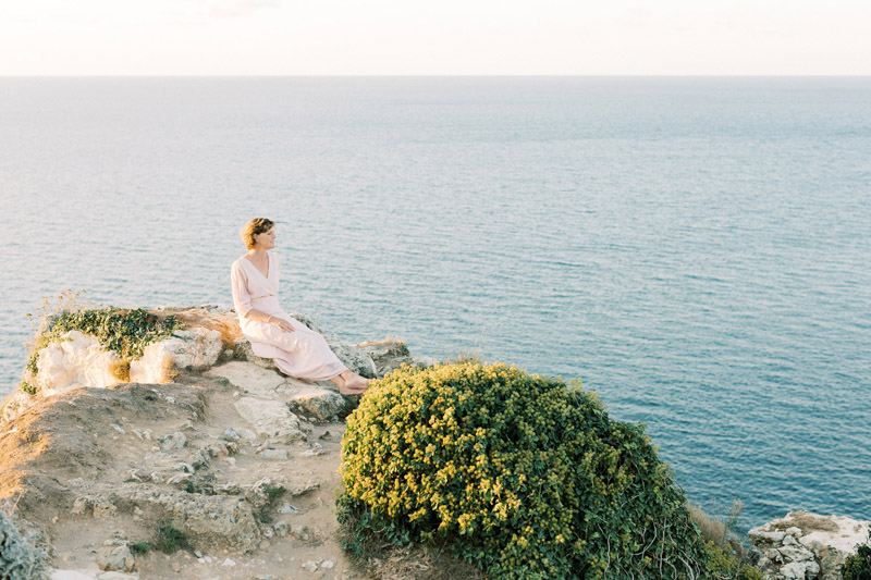 Spirituele business branding fotoshoot Danielle Blessing in Étretat Normandië Frankrijk aan de kust op het strand aan zee met rotsen foto's vol vrijheid en detail lichte stijl fotografie portret shoot fotograaf met client closet light and airy photoshoot at the sea in Normandy France