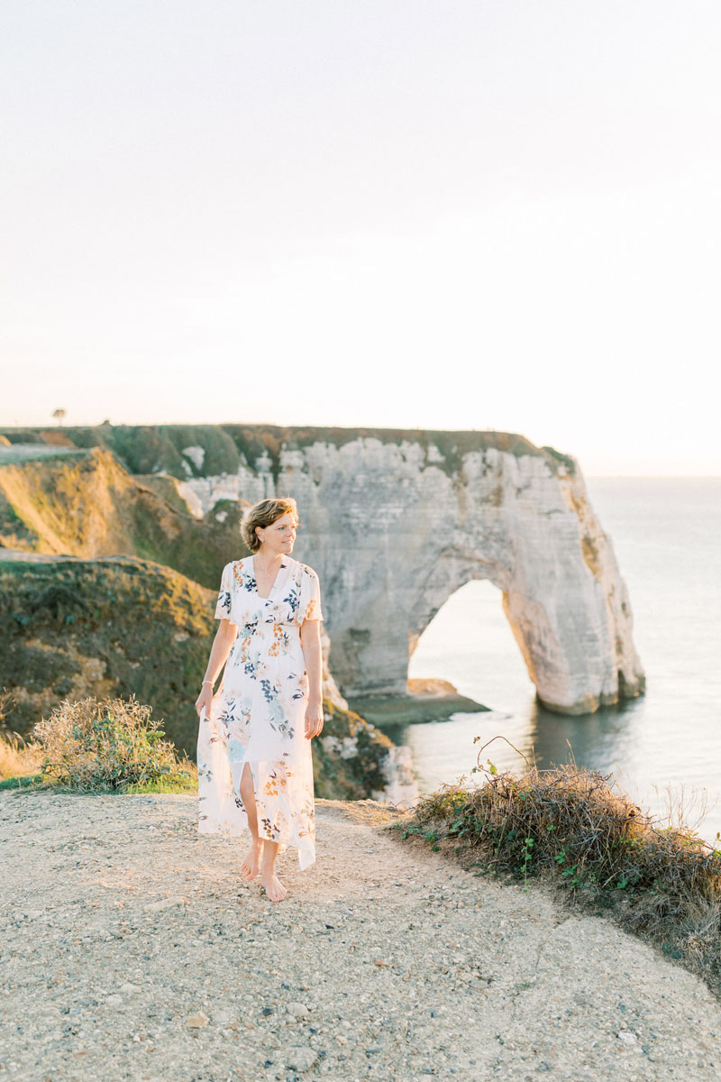 Spirituele business branding fotoshoot Danielle Blessing in Étretat Normandië Frankrijk aan de kust op het strand aan zee met rotsen foto's vol vrijheid en detail lichte stijl fotografie portret shoot fotograaf met client closet light and airy photoshoot at the sea in Normandy France