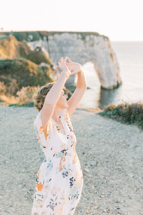 Spirituele business branding fotoshoot Danielle Blessing in Étretat Normandië Frankrijk aan de kust op het strand aan zee met rotsen foto's vol vrijheid en detail lichte stijl fotografie portret shoot fotograaf met client closet light and airy photoshoot at the sea in Normandy France