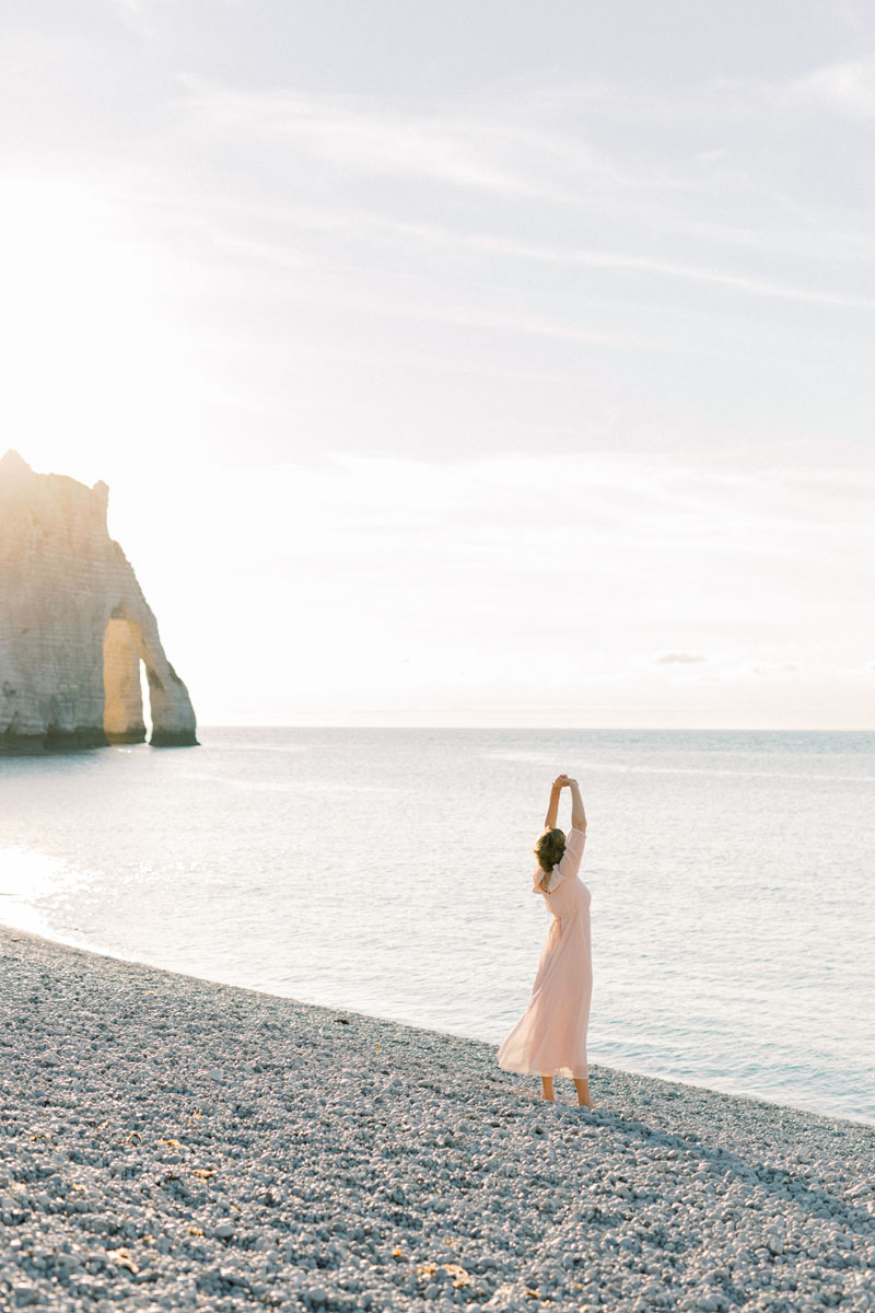 Spirituele business branding fotoshoot Danielle Blessing in Étretat Normandië Frankrijk aan de kust op het strand aan zee met rotsen foto's vol vrijheid en detail lichte stijl fotografie portret shoot fotograaf met client closet light and airy photoshoot at the sea in Normandy France