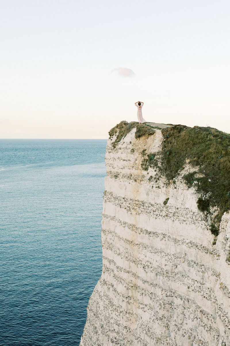 Spirituele business branding fotoshoot Danielle Blessing in Étretat Normandië Frankrijk aan de kust op het strand aan zee met rotsen foto's vol vrijheid en detail lichte stijl fotografie portret shoot fotograaf met client closet light and airy photoshoot at the sea in Normandy France