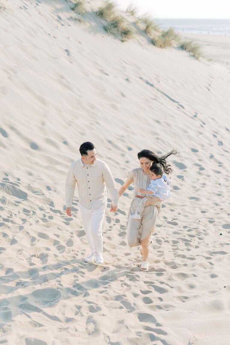 Fotoshoot op het strand fotograaf familieshoot in de duinen in Wassenaar Zuid Holland gezinsshoot Zandvoort Bloemendaal aan zee gezinsfoto's zwangerschapsshoot fotograaf strandfoto's in lichte stijl pastel kleuren fine art photographer in Amsterdam photo session at the beach in Holland light and airy family maternity photography