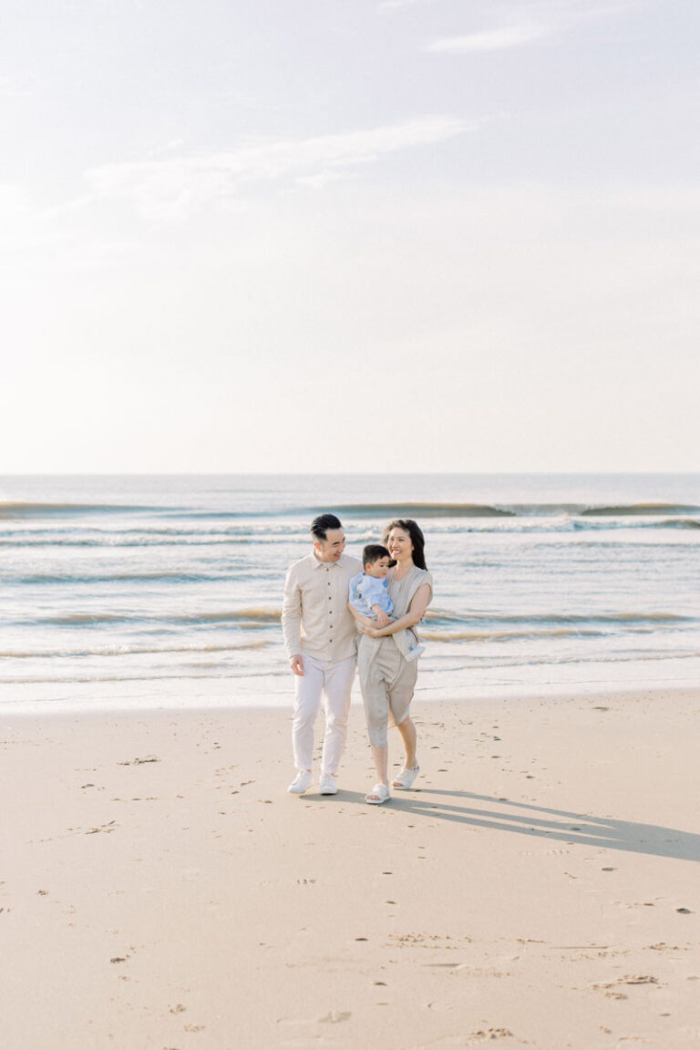 Fotoshoot op het strand bij zonsondergang fotograaf familieshoot in de duinen in Wassenaar Zuid Holland gezinsshoot Zandvoort Bloemendaal aan zee gezinsfoto's zwangerschapsshoot fotograaf strandfoto's in lichte stijl pastel kleuren fine art photographer in Amsterdam photo session at the beach in Holland light and airy family maternity photography
