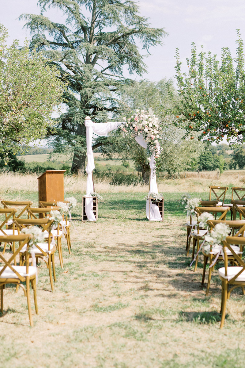 Trouwen in Frankrijk bij Domaine de Savigny bruidsfotograaf voor een bruiloft in Frankrijk op een landgoed met weddingplanner fine art fotograaf wedding photography in France trouw in de Dordogne mariage photographe Bourgogne Provence huwelijksfotograaf trouwfotograaf lichte frisse romantische stijl met pastel kleuren