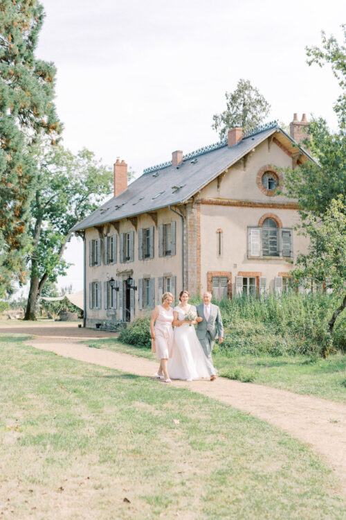 Trouwen in Frankrijk bij Domaine de Savigny bruidsfotograaf voor een bruiloft in Frankrijk op een landgoed met weddingplanner fine art fotograaf wedding photography in France trouw in de Dordogne mariage photographe Bourgogne Provence huwelijksfotograaf trouwfotograaf lichte frisse romantische stijl met pastel kleuren