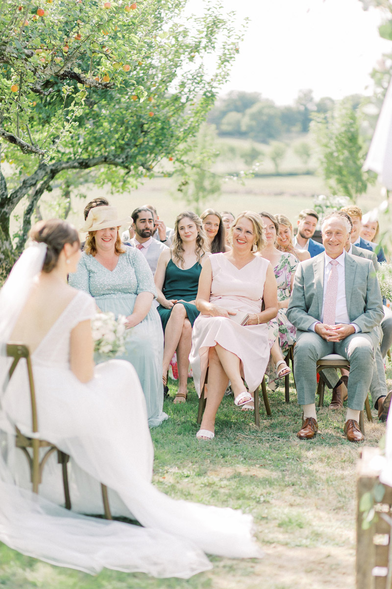 Trouwen in Frankrijk bij Domaine de Savigny bruidsfotograaf voor een bruiloft in Frankrijk op een landgoed met weddingplanner fine art fotograaf wedding photography in France trouw in de Dordogne mariage photographe Bourgogne Provence huwelijksfotograaf trouwfotograaf lichte frisse romantische stijl met pastel kleuren