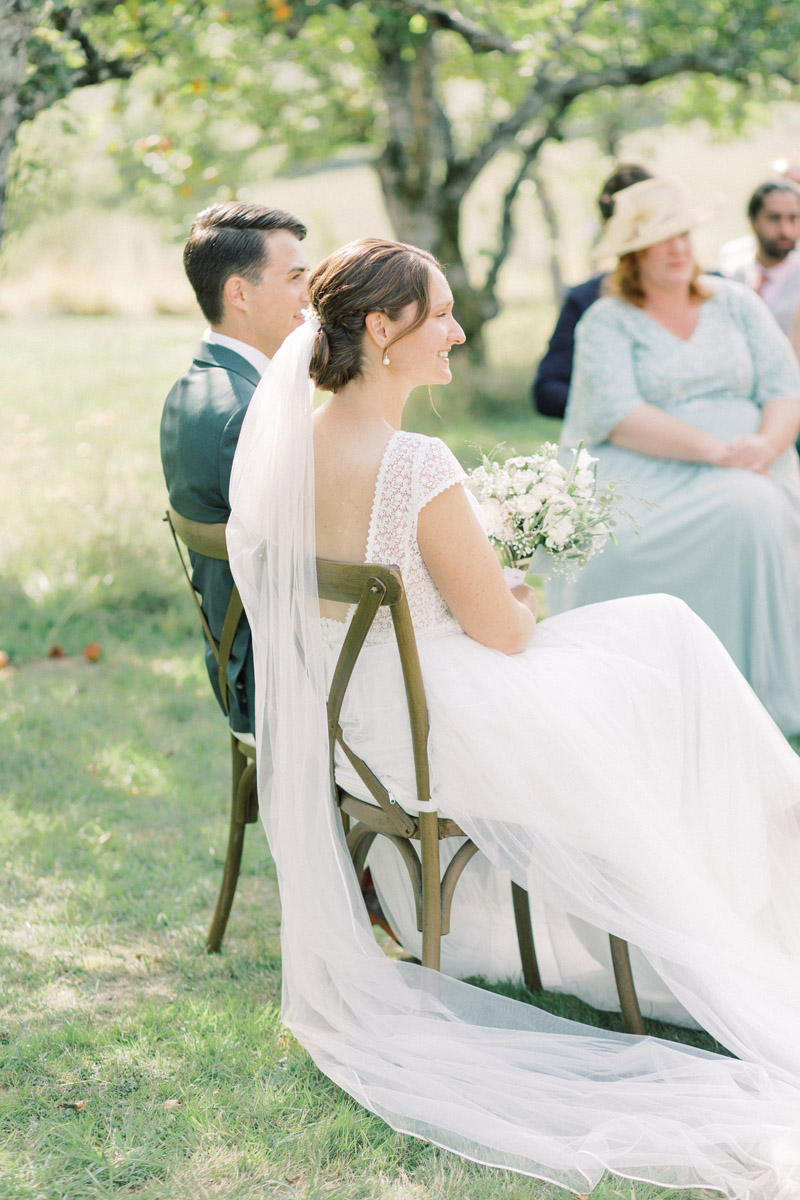 Trouwen in Frankrijk bij Domaine de Savigny bruidsfotograaf voor een bruiloft in Frankrijk op een landgoed met weddingplanner fine art fotograaf wedding photography in France trouw in de Dordogne mariage photographe Bourgogne Provence huwelijksfotograaf trouwfotograaf lichte frisse romantische stijl met pastel kleuren