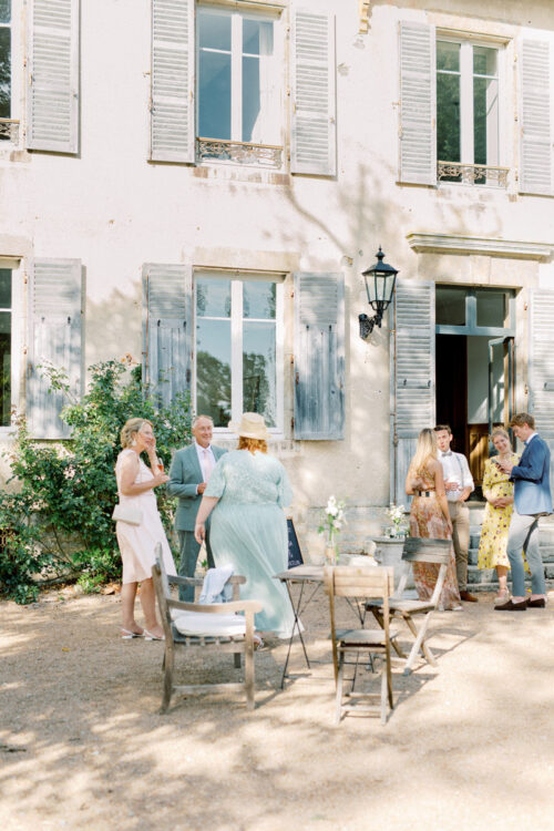 Trouwen in Frankrijk bij Domaine de Savigny bruidsfotograaf voor een bruiloft in Frankrijk op een landgoed met weddingplanner fine art fotograaf wedding photography in France trouw in de Dordogne mariage photographe Bourgogne Provence huwelijksfotograaf trouwfotograaf lichte frisse romantische stijl met pastel kleuren taart Frans chateau landgoed