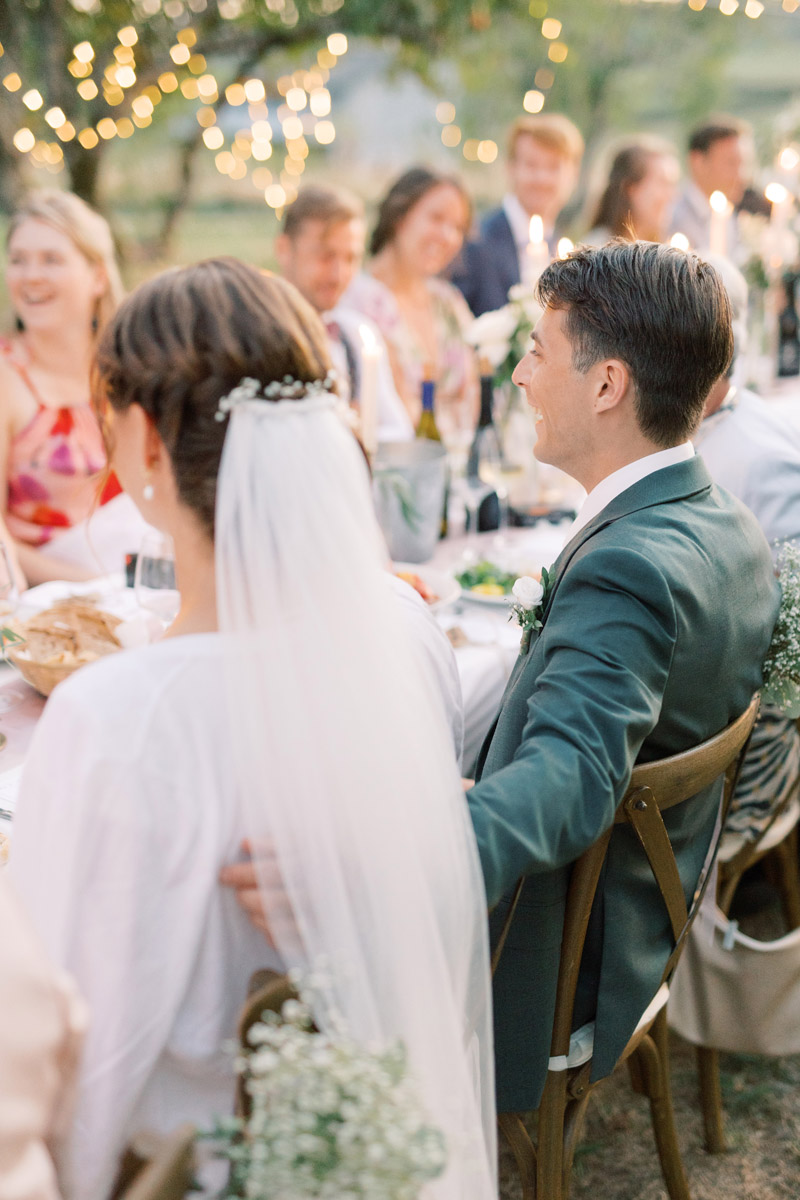 Trouwen in Frankrijk bij Domaine de Savigny bruidsfotograaf voor een bruiloft in Frankrijk op een landgoed met Nederlandse weddingplanner diner lange tafels in het gras boomgaard fine art fotograaf wedding photography in France trouw in de Dordogne mariage photographe Bourgogne Provence huwelijksfotograaf trouwfotograaf lichte frisse romantische stijl met pastel kleuren taart Frans chateau landgoed