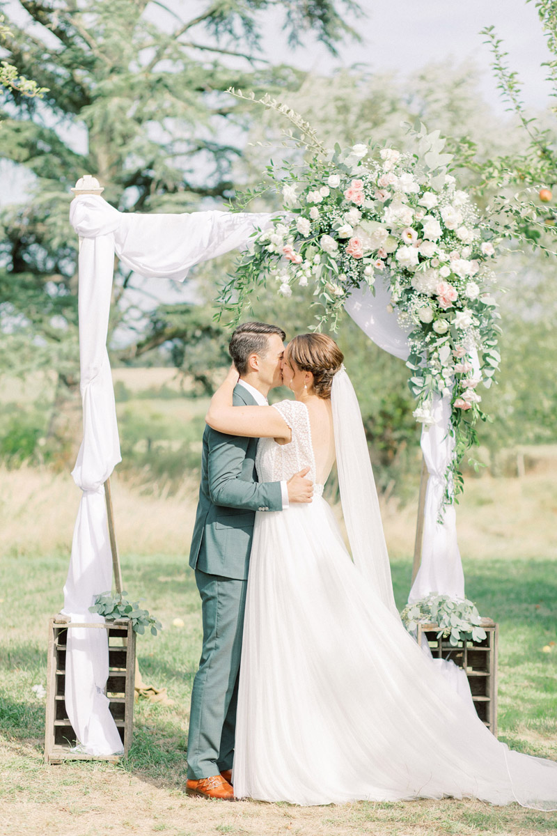 Trouwen in Frankrijk bij Domaine de Savigny bruidsfotograaf voor een bruiloft in Frankrijk op een landgoed met weddingplanner fine art fotograaf wedding photography in France trouw in de Dordogne mariage photographe Bourgogne Provence huwelijksfotograaf trouwfotograaf lichte frisse romantische stijl met pastel kleuren